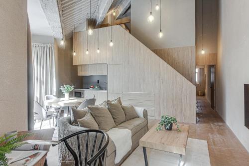 ein Wohnzimmer mit einem Sofa und einem Tisch in der Unterkunft Metropolitan Boutique in A Coruña
