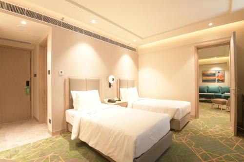Una cama o camas en una habitación de Holiday Inn Katra Vaishno Devi by IHG