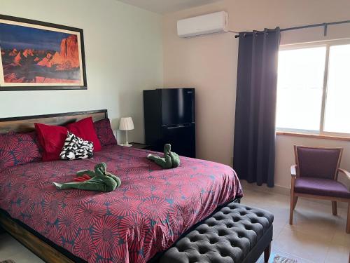 una camera da letto con un letto con animali di peluche verdi di Bryce Sunset Inn a Panguitch