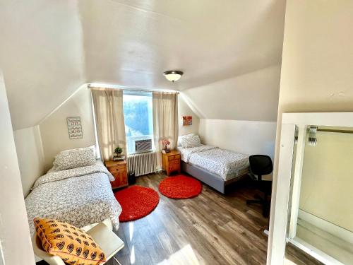 una camera con due letti e una finestra di Private Room with 2 Twin Beds- Air Conditioning and Shared Bathrooms a Seattle