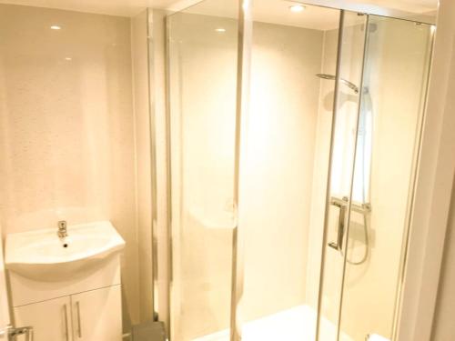 ein Bad mit einer Dusche und einem Waschbecken in der Unterkunft Badgers Sett 2 Bedroom sleeps 4, The New Inn Viney Hill, Forest of Dean in Blakeney
