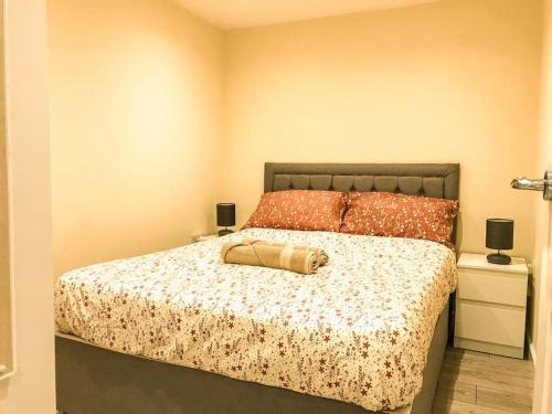 ein Schlafzimmer mit einem Bett mit einem Kissen darauf in der Unterkunft Badgers Sett 2 Bedroom sleeps 4, The New Inn Viney Hill, Forest of Dean in Blakeney
