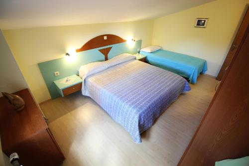 pokój hotelowy z 2 łóżkami i lampą w obiekcie Apartment Zadar - Diklo 5880d w mieście Zadar