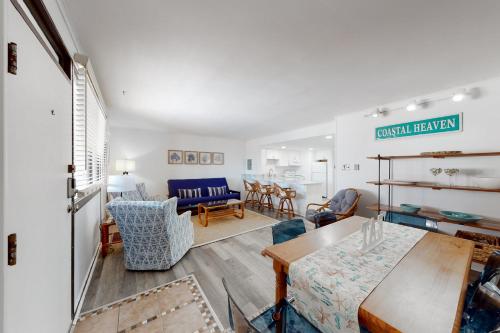 Ένα ή περισσότερα κρεβάτια σε δωμάτιο στο Colonial Condo 305