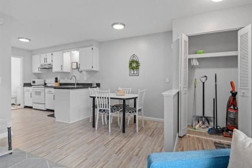 Η κουζίνα ή μικρή κουζίνα στο Quiet & Cozy End Unit Near Downtown Mount Clemens