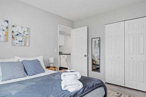 Ένα ή περισσότερα κρεβάτια σε δωμάτιο στο Quiet & Cozy End Unit Near Downtown Mount Clemens