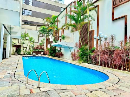 uma piscina em frente a um edifício em 415 - Rentaqui - Flat Jardins Residence Confort em São Paulo