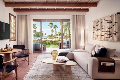 uma sala de estar com um sofá e uma mesa em The St. Regis Punta Mita Resort em Punta Mita