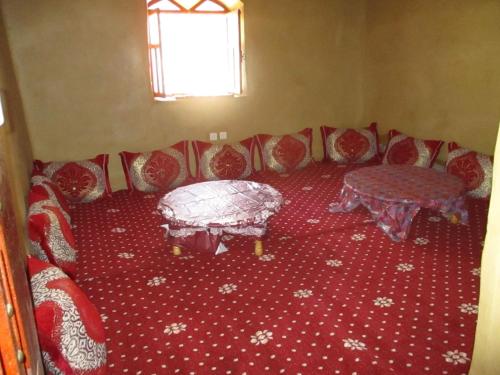una sala de estar con un sofá y una mesa en Maison d'hōte DAR Awlim, en Taroudant