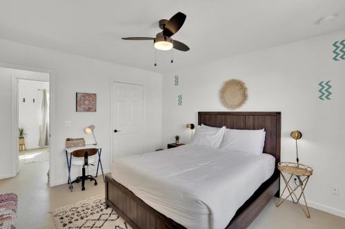 1 dormitorio con 1 cama y ventilador de techo en The Quail's Nest, Dreamy Backyard,10 Mins To Jtnp en Joshua Tree