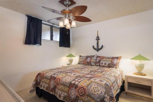 Schlafzimmer mit einem Bett und einem Deckenventilator in der Unterkunft Sea Village #3202 in Kailua-Kona