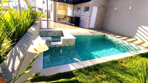 ein kleiner Pool im Hinterhof eines Hauses in der Unterkunft Formosa - Piscina com SPA e Poucos Passos do Clube in Palmeiras