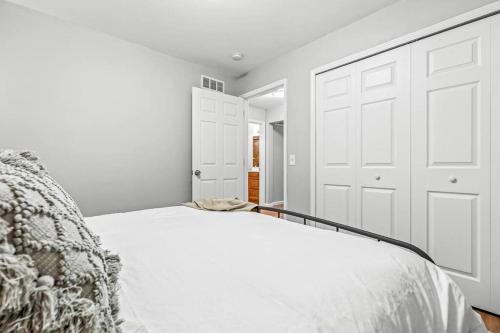 Ένα ή περισσότερα κρεβάτια σε δωμάτιο στο Cozy 2BR Condo in Great Location - King Bed