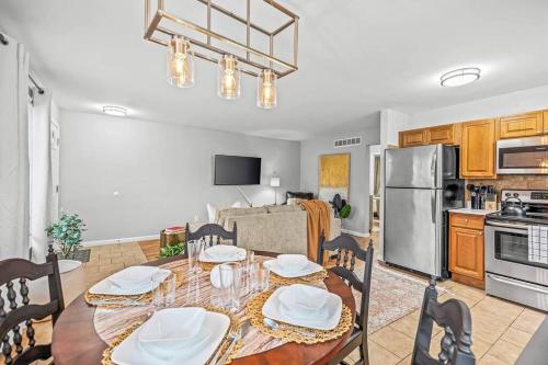 Η κουζίνα ή μικρή κουζίνα στο Cozy 2BR Condo in Great Location - King Bed