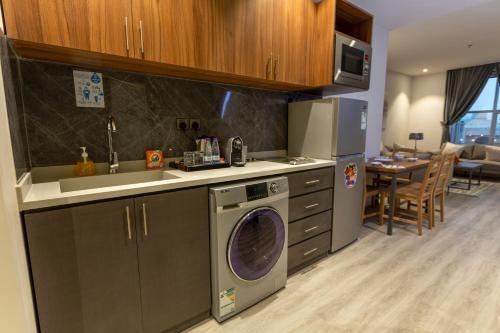Кухня или мини-кухня в دانة المروج للشقق المخدومة Danat Almourouj Serviced Apartment
