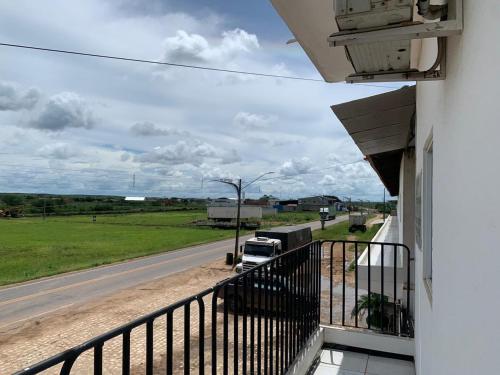 - un balcon offrant une vue sur la rue dans l'établissement POUSADA SÃO JOSÉ, à Tabuleiro do Norte