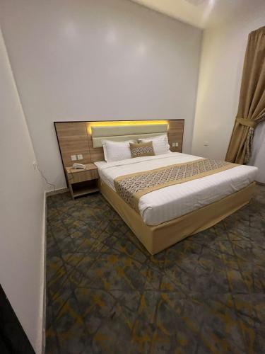 ein Schlafzimmer mit einem großen Bett in einem Zimmer in der Unterkunft فندق ريسان in Medina
