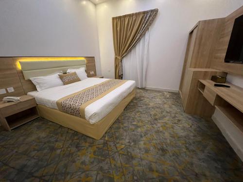 Habitación de hotel con cama y TV en فندق ريسان en Medina