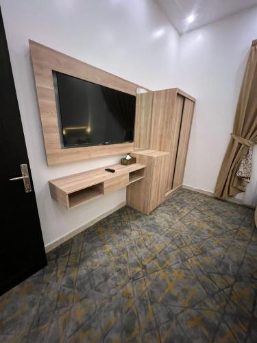 فندق ريسان في المدينة المنورة: غرفة مع تلفزيون بشاشة مسطحة على الحائط