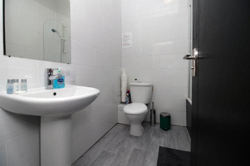 ein weißes Bad mit einem Waschbecken und einem WC in der Unterkunft 2 Bed Apartment! Near City Centre! 5 Guests*Long stay discount* in Cardiff