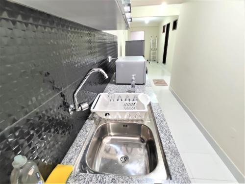 W kuchni znajduje się umywalka i kuchenka mikrofalowa. w obiekcie Hostal independencia w mieście Santa Cruz de la Sierra