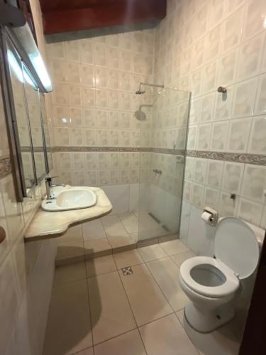 a bathroom with a toilet and a shower and a sink at Hotel Lider in Santa Cruz de la Sierra