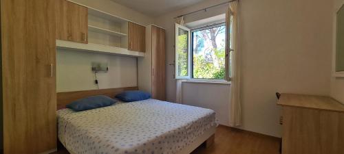 - une chambre avec un lit et une fenêtre dans l'établissement Apartments Antica, à Basina