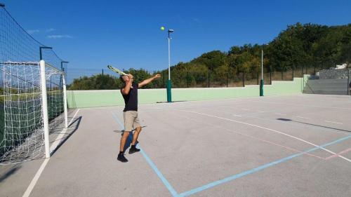 Εγκαταστάσεις για τένις ή/και σκουός στο House Fun&Relax ή εκεί κοντά