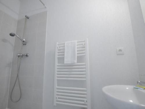 biała łazienka z prysznicem i umywalką w obiekcie Residence du Château de Jouarres, Azille - Apartment 6 pers with balcony w mieście Azille