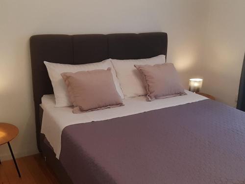 Un dormitorio con una cama grande con almohadas blancas. en Apartment in Privlaka near Sandy Beach, en Privlaka