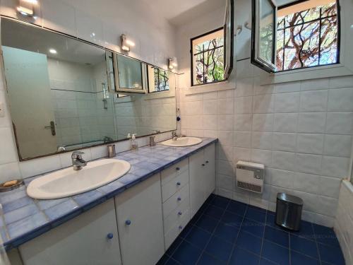 a bathroom with two sinks and a mirror at Villa Cavalaire-sur-Mer, 4 pièces, 6 personnes - FR-1-100-255 in Cavalaire-sur-Mer