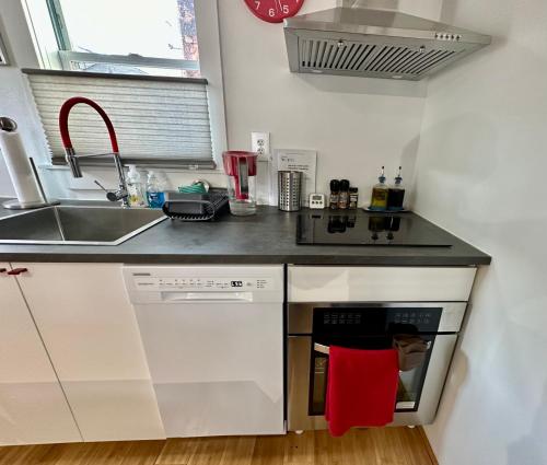 Kuchyň nebo kuchyňský kout v ubytování Unique Artsy 2 Bdrm Apt 1.5 mi from Downtown
