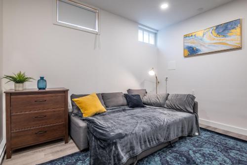 ein Wohnzimmer mit einem Sofa und einer Kommode in der Unterkunft Spacious Newly Renovated 1 Bedroom Suite in Halifax