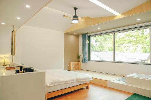 Postel nebo postele na pokoji v ubytování Starstay Wuling Mountain B&B