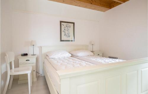 1 dormitorio blanco con 1 cama blanca y 1 silla en Lovely Home In Ijhorst With Wifi, en IJhorst