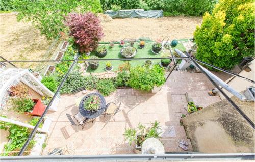 Κήπος έξω από το Stunning Home In Saint Laurent D'olt