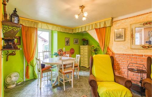 Χώρος καθιστικού στο Stunning Home In Saint Laurent D'olt