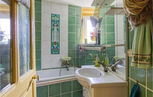 Kúpeľňa v ubytovaní Lovely Home In Saint Laurent Dolt With House A Panoramic View