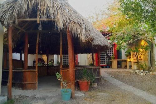 małą chatę ze słomianym dachem w obiekcie Casa de campo en Ciudad Valles w mieście Ciudad Valles