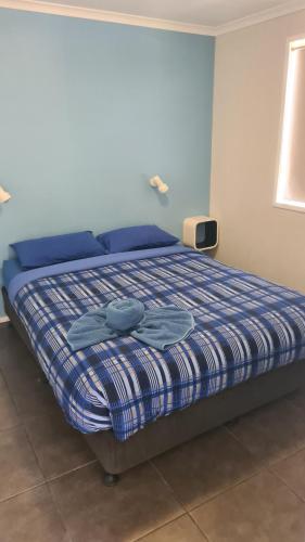Ένα ή περισσότερα κρεβάτια σε δωμάτιο στο Banana Coast Caravan Park