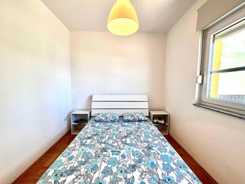 Un dormitorio con una cama en una habitación con ventana. en Apartment in Jadranovo 44072, en Jadranovo