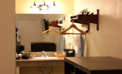 a bathroom with a sink and a mirror at Lombard Plaza Motel in San Francisco