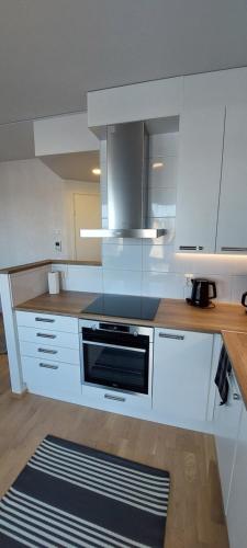 Η κουζίνα ή μικρή κουζίνα στο Apartment Kauppatie, kolmelle