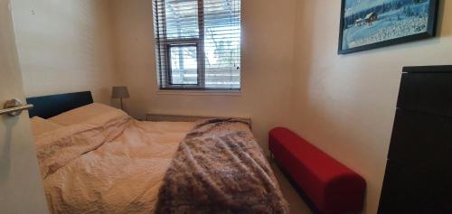 ein kleines Schlafzimmer mit einem Bett und einem Fenster in der Unterkunft Beehive 18 in Mount Buller