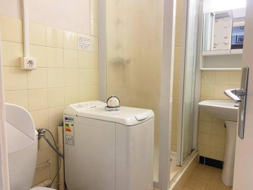 Baño pequeño con aseo y lavamanos en Appartement Le Lavandou, 2 pièces, 4 personnes - FR-1-251-454, en Le Lavandou