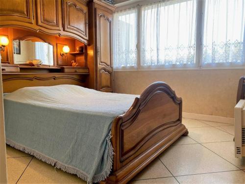 Posteľ alebo postele v izbe v ubytovaní Appartement en Rez-de-Jardin, Pieds dans l'Eau, Terrasse, Parking, 4 Couchages - Le Lavandou - FR-1-251-454