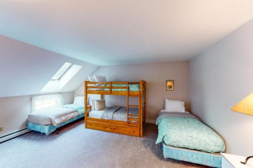 1 Schlafzimmer mit 2 Etagenbetten und einer Lampe in der Unterkunft Haven on the Hill in Londonderry