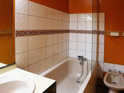 une salle de bain avec une baignoire, des toilettes et un lavabo dans l'établissement Appartement spacieux au centre des Orres 1650, 3 chambres, pour 6/8 personnes - FR-1-322-521, aux Orres