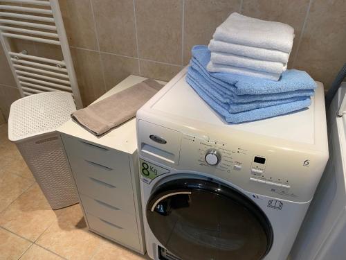 a washing machine with towels on top of it in a bathroom at CHEZ JOSE in Rothau