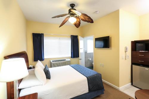 a bedroom with a bed and a ceiling fan at The Hotel Hollywood in Los Angeles